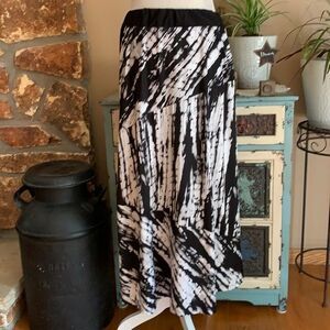 AVENUE Black and White Midi Skirt Size 14/16